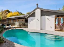 Sunny Daze Haven with pool and spa, cabaña o casa de campo en Ocean Grove