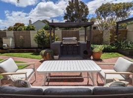 Coastal Serenity Central Torquay, Cottage in Torquay