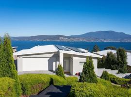 Seaside Chic Villa with Breathtaking Ocean Views, hotel v destinaci Howrah