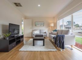 Cozy Family Friendly Werribee Home, hotel with parking in Werribee