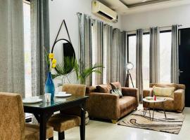 BluO Modern 1BHK - DLF Galleria, feriebolig i Gurgaon