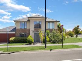 Deluxe Family Montpellier Gardens Estate - Burwood, holiday home in Burwood