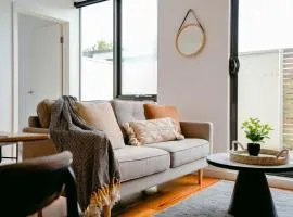 Hawksburn Village - 2 Bed Apt in Central Prahran