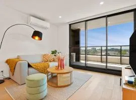 Brand New Box Hill Central Executive w pool+gym