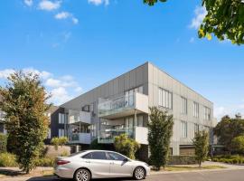 Trendy Burwood Lifestyle and Location with parking, hotel in Burwood
