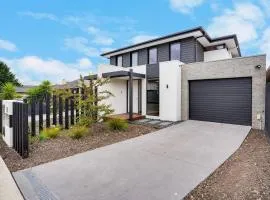 Relaxing Bentleigh Executive Family Getaway