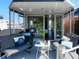 Tiny Olav houseboat close to the beach and restaurants by Weltevreden Experience