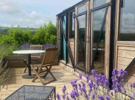 Swallowfield Glamping-Station Master, hotel con parcheggio a Yeovil