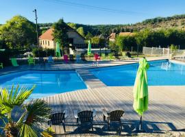 La Colline aux Chalets, Jaccuzi, Sauna, hotel con piscina en Saint-Chamarand