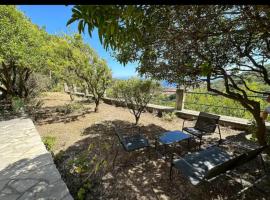 10 min de Monaco petite maison avec jardin vue mer et rocher de Monaco, hytte i La Turbie