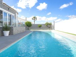 Modern Detached 4 Bed 3 Bath Villa with private pool close to all amenities: Villamartin'de bir villa