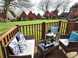 COASTAL CHALET at Kingsdown Park with Pool & Tennis Court on-site No 64, hotell i Kingsdown