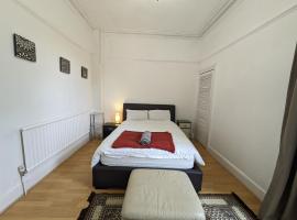 Basic room, Sketty share facilities R5, habitación en casa particular en Swansea