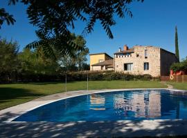 Spacious loft with shared swimming pool, ξενοδοχείο σε Maia de Montcal