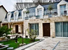 Villa FOCH - Maison familiale à 20 min de Paris, Disney et la Vallée Village avec balcon et jardin privatif