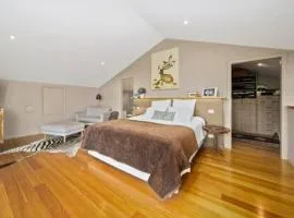 Hobart comfy studio