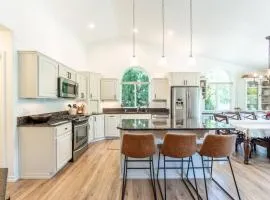 Big Family Getaway- Theater Room- BBQ- Play Room- Fire Pit