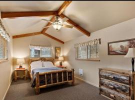 Cabin 2 at Southfork Lodge- sleeps up to 6, villa in Lowman