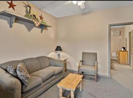 Queen Suite Ensuite at Southfork Lodge Motel, hotel in Lowman