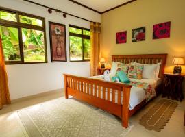 Maison Zelda Self Catering, hotell i Baie Sainte Anne