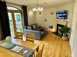 3 Castle Hume Court Holiday House, vacation home in Enniskillen