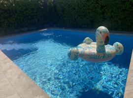 Spectacular villa with pool in Madrid and privacy, hotel de golf din Madrid