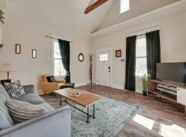 Springfield Home Less Than half Mi to Commercial Street!, hotel in Springfield