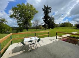 Gite Varagnac, hotel with parking in Saint-Cyr-les-Champagnes