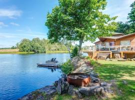 Private waterfront cottage - hot tub & kayaks, hotel in Kingston