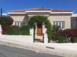 Villa Best Holiday- breathtaking sea views, amazing garden, private pool, BBQ, next to CORAL BAY, Lower Peyia, Paphos, alquiler vacacional en Peyia