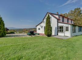 Johns Farmhouse in Mount Snow on 120 Acres!, casa de temporada em Whitingham