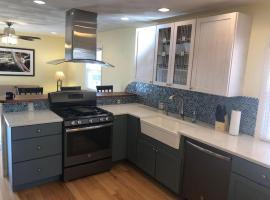 Entire apartment close to downtown - 2 Queen beds, hytte i Springfield