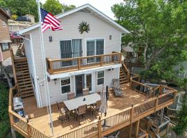 VIEWS! Lakefront Family Home - Swim Dock - 3 Decks, vacation home in Osage Beach