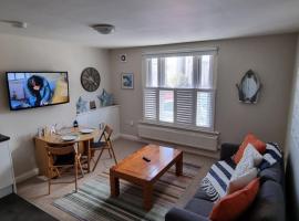 St Margaret's Ground Floor and Lower Deck Apartment, hotel i Ryde