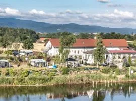 Forteca, pokoje gościnne nad stawem