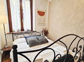Le Case di Sara Parking and two rooms In the Historic Center, hotel u Udinama