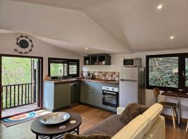 Treetops Lodge, private parking & garden, cabin in Truro
