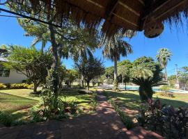 Cozy & Relaxing Resort Oasis ~ Sports Field ~ Pool, hytte i Luque