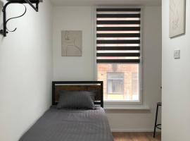 Studio in Bolton town, Short stay studio 3,, апартамент в Болтън