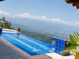 Finca Rosa Linda Stunning Views Jacuzzi Pool, Ferienhaus in Sopetran