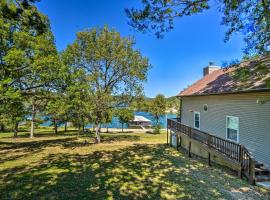 Lakeside Reeds Spring Home with Pool Access and Deck!, בית נופש בReeds Spring