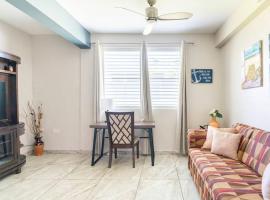 Relax Home Plenty Space Near The Airport - 4min, hytte i Aguadilla