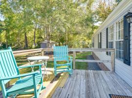Supply Cottage with Deck Less Than 2 Mi to the Beach!, hotel in Supply