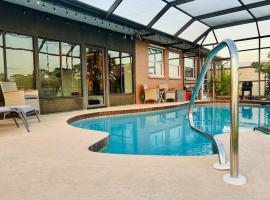 Heated Saltwater Pool Home Minutes to Beach, hotel in Englewood