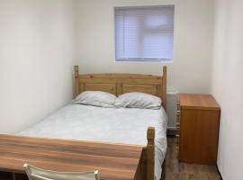 Private room renovated with standard size brown desk in SE9 6PG, homestay in London