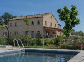 casale dei cinque colli APPARTAMENTO, casa de campo en Ostra