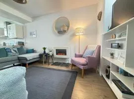 Sandy Feet, St Eia Street. Cosy Cottage + Parking