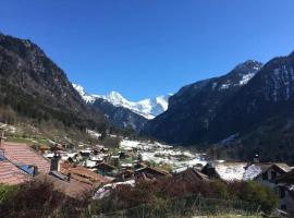 Charming Alpine Retreat with Jungfrau View, viešbutis su vietomis automobiliams mieste Gsteigwiler
