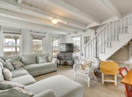 Charming Westbrook Cottage, Steps to Private Beach, hotel in Westbrook