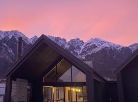 Luxury Alpine Retreat with a hot tub, hotel en Frankton